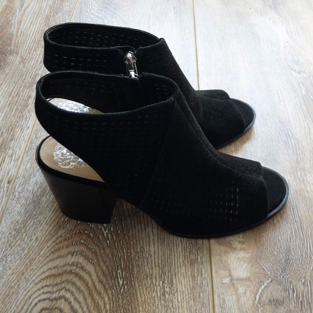✴️FLASH SALE✴️ NEW Vince Camuto Shield Sandal